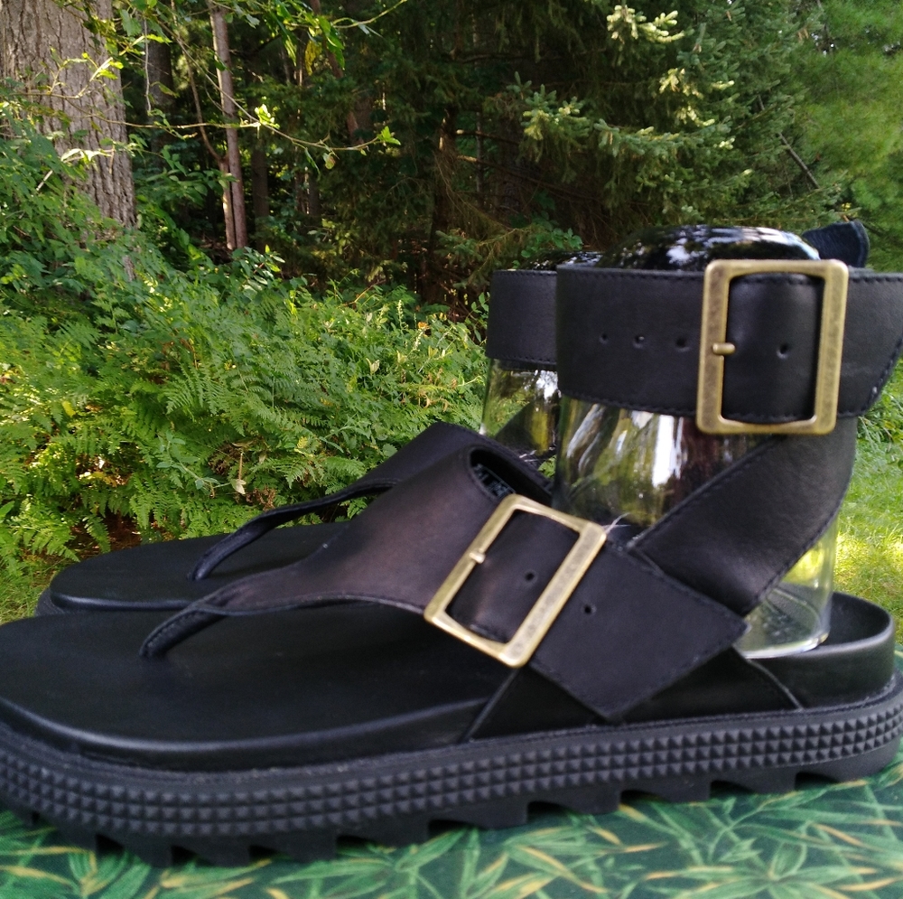 NIB Sorel Roaming T-Strap Sandals, Size 9.5, Black...**With Slight Defect**